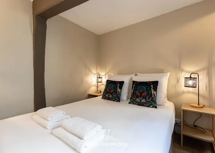 Emeraude Cozy Nest 3 Heart Of Historic District 2 Guests